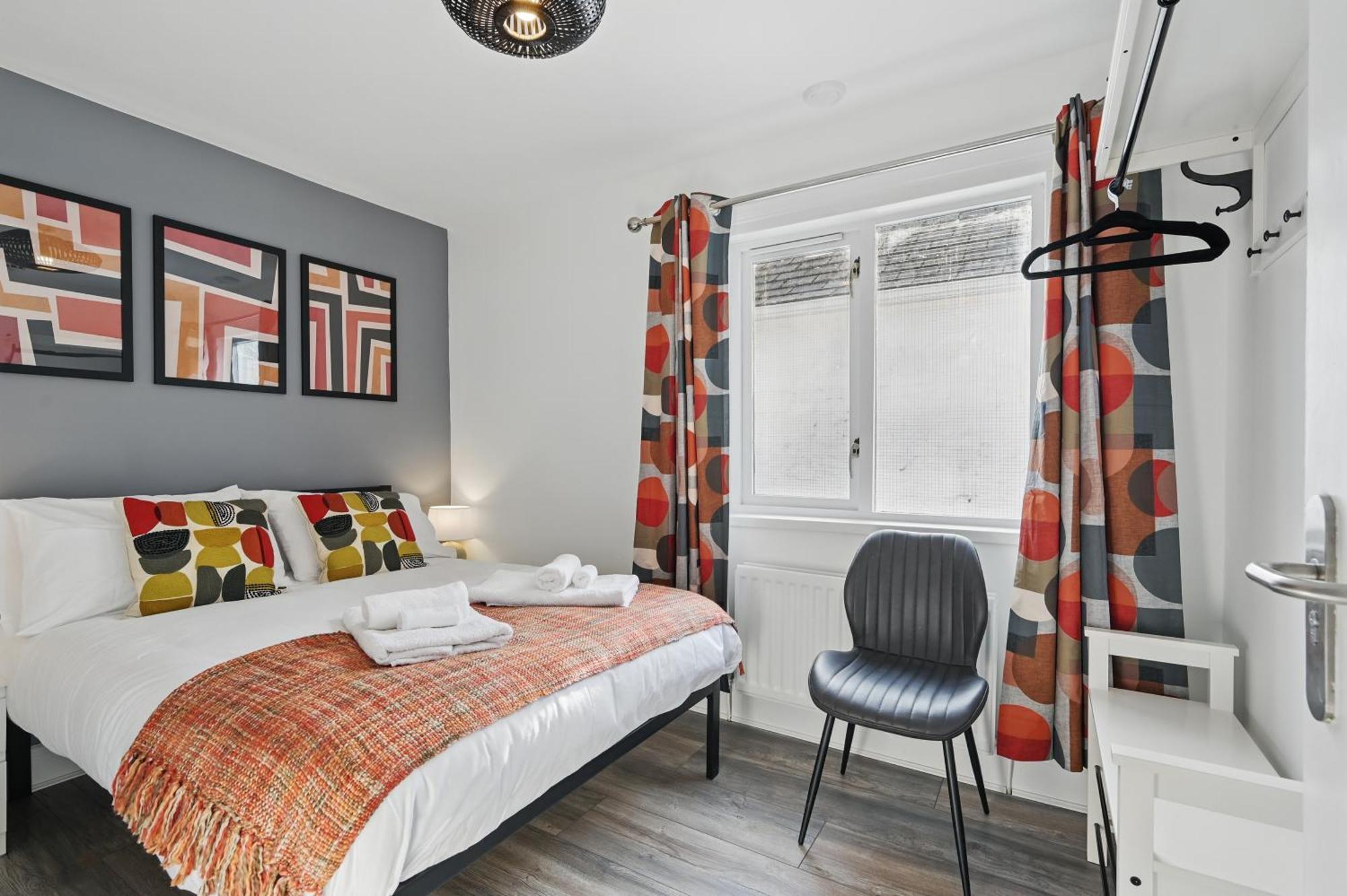 Flat 4 Bedroom, 2 Bathroom, 2x Parking - Staybynumbers Apartment Belfast