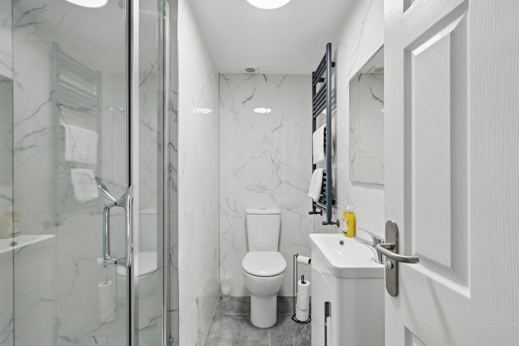 Flat 4 Bedroom, 2 Bathroom, 2x Parking - Staybynumbers Apartment *