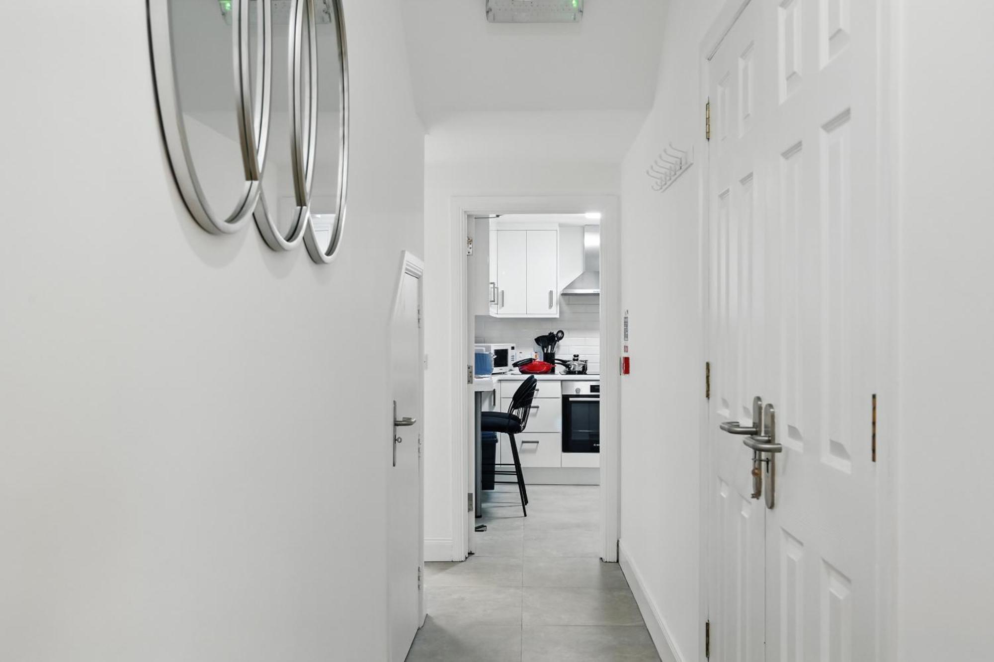 Apartment Flat 4 Bedroom, 2 Bathroom, 2x Parking - Staybynumbers Belfast