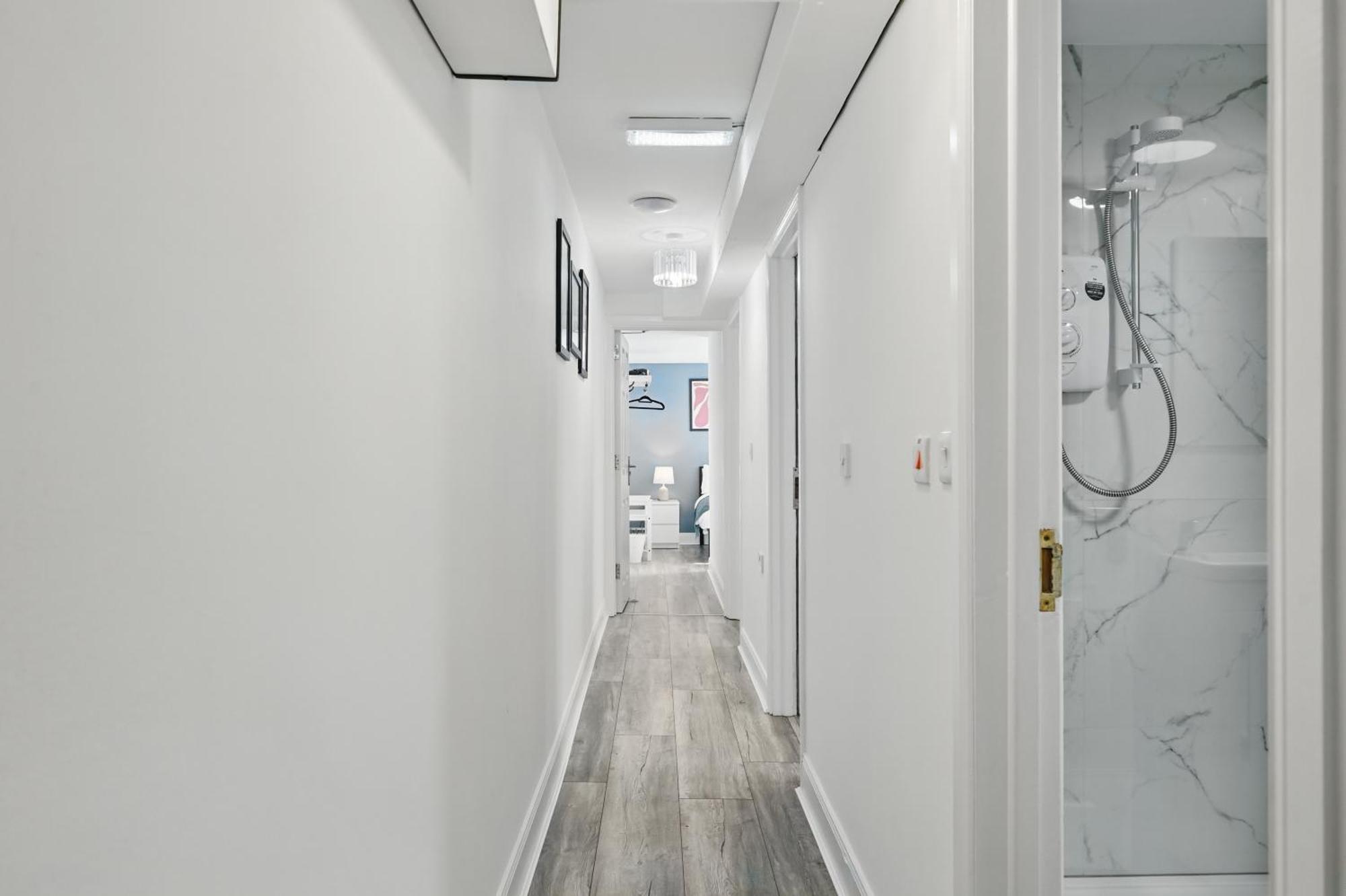 Flat 4 Bedroom, 2 Bathroom, 2x Parking - Staybynumbers Apartment