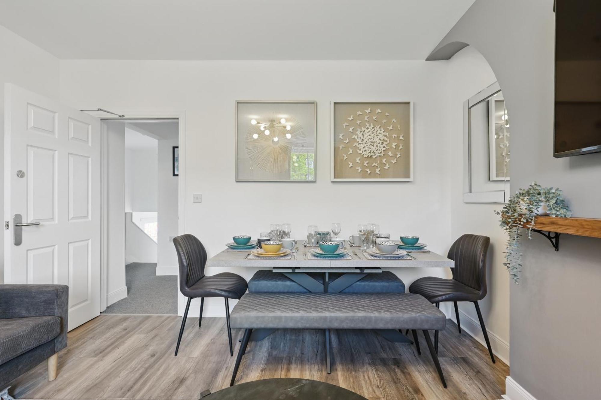 Flat 4 Bedroom, 2 Bathroom, 2x Parking - Staybynumbers *