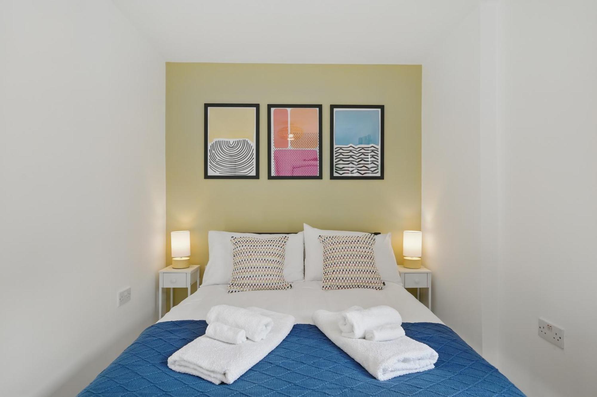Flat 4 Bedroom, 2 Bathroom, 2x Parking - Staybynumbers Apartment