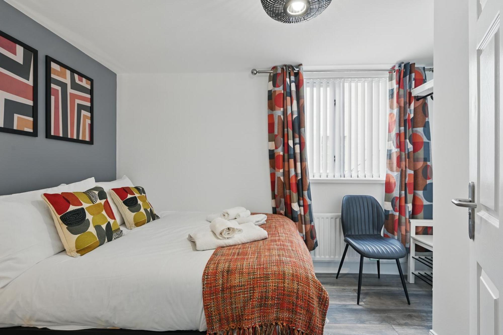 Flat 4 Bedroom, 2 Bathroom, 2x Parking - Staybynumbers * Belfast