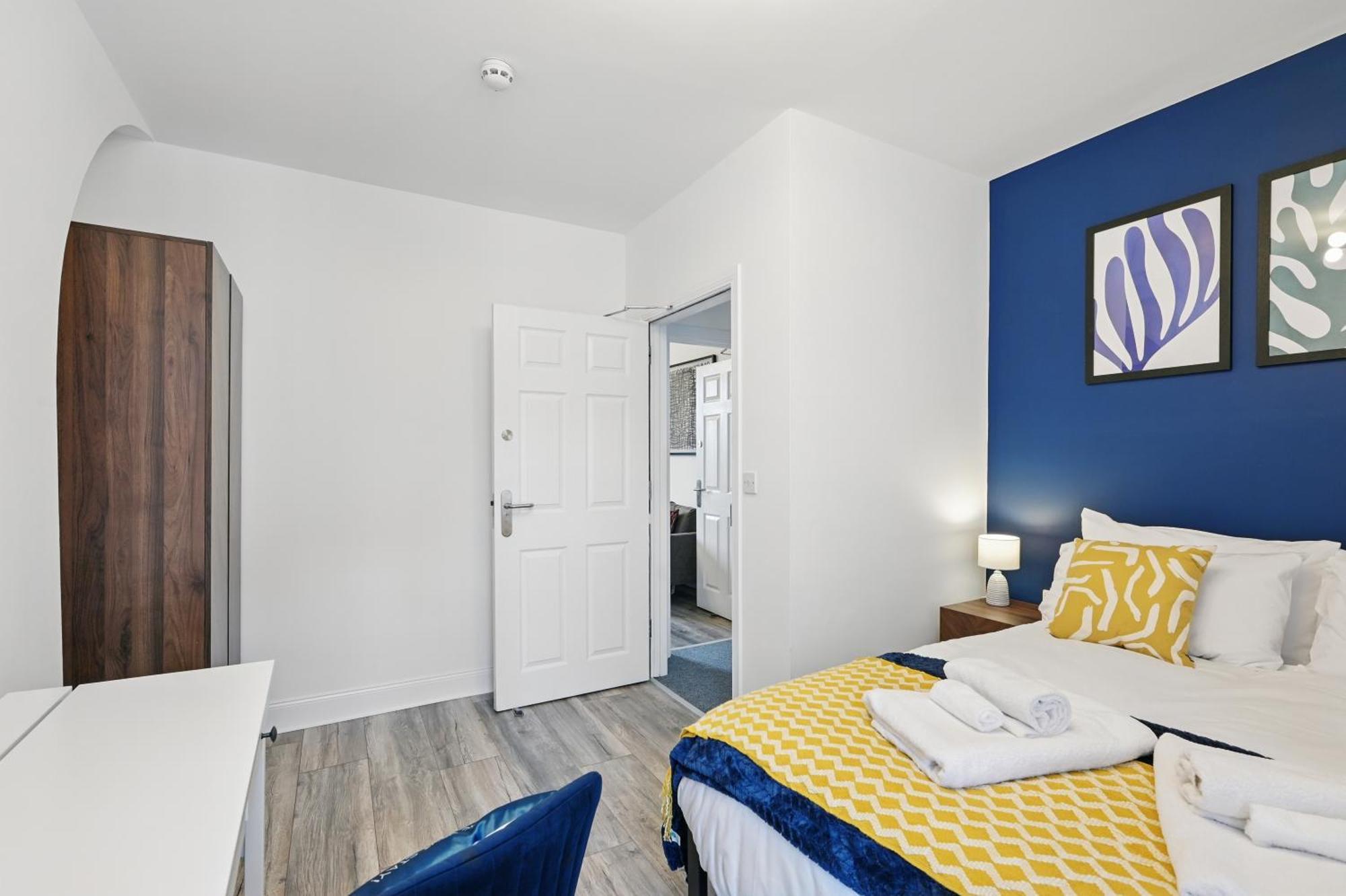 Flat 4 Bedroom, 2 Bathroom, 2x Parking - Staybynumbers Apartment Belfast