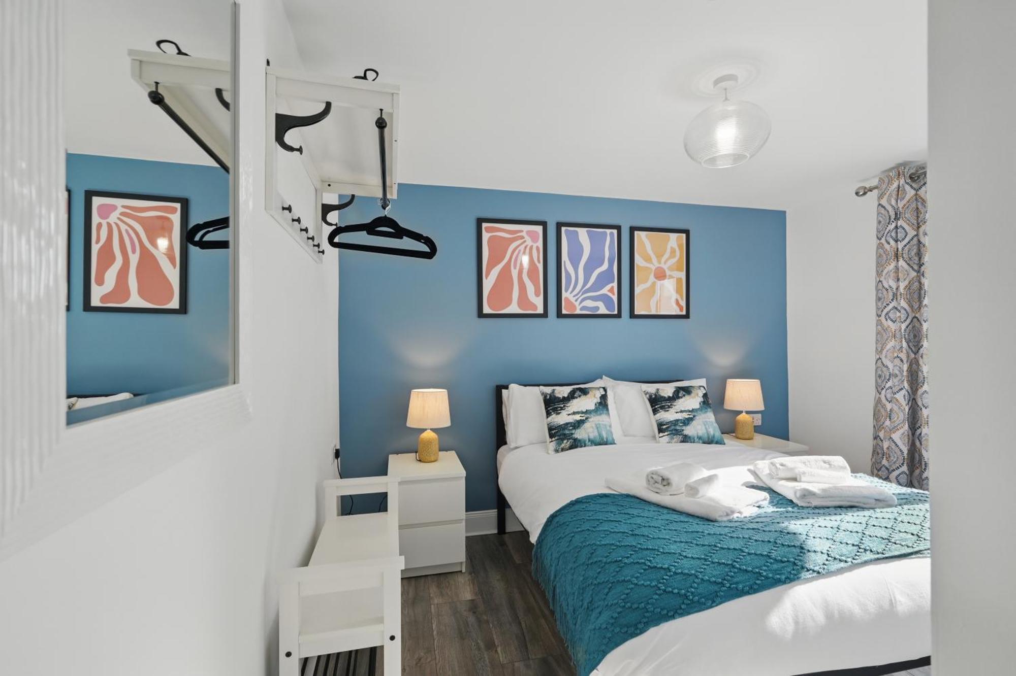 Apartment Flat 4 Bedroom, 2 Bathroom, 2x Parking - Staybynumbers Belfast
