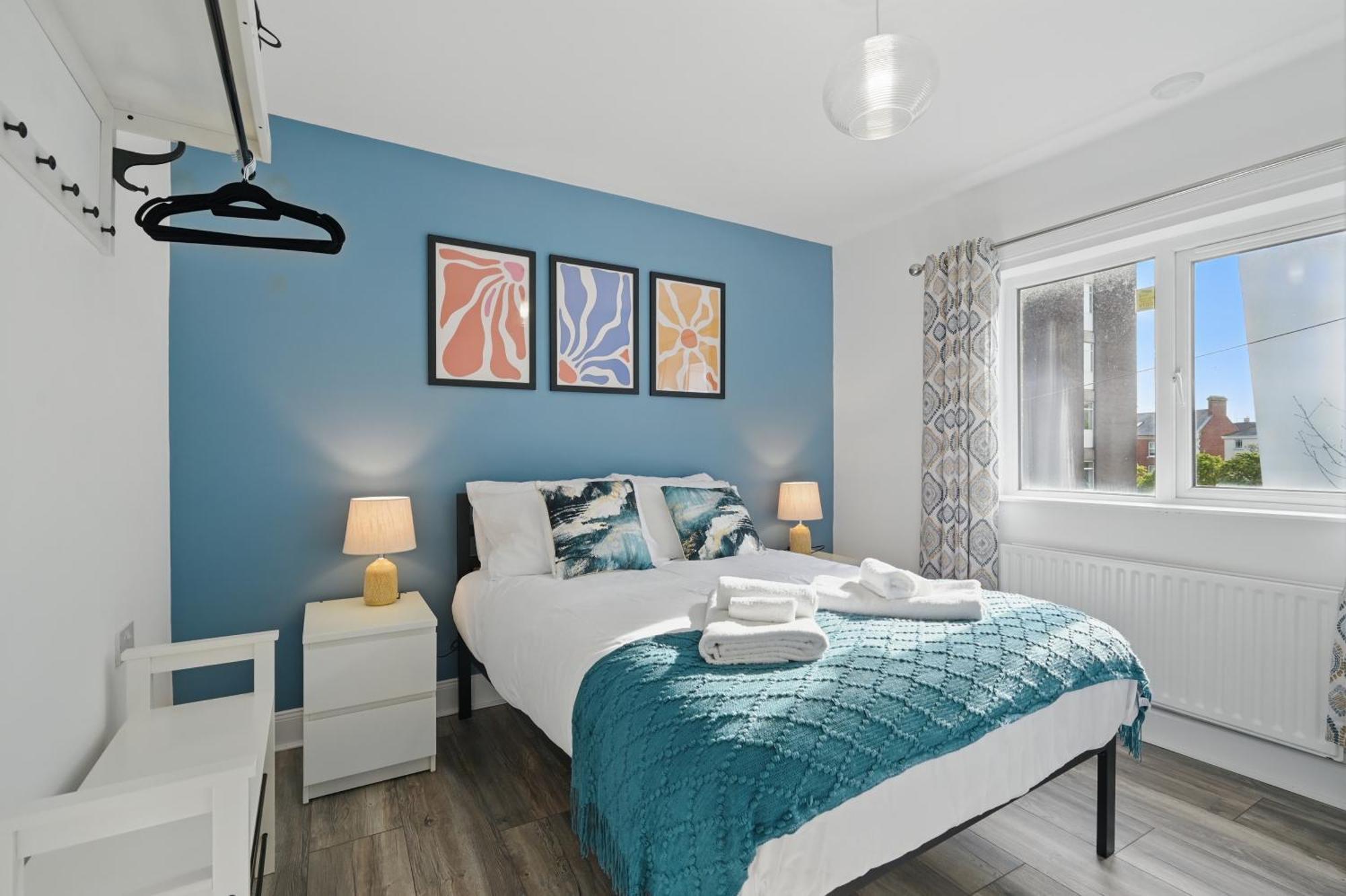 Flat 4 Bedroom, 2 Bathroom, 2x Parking - Staybynumbers *