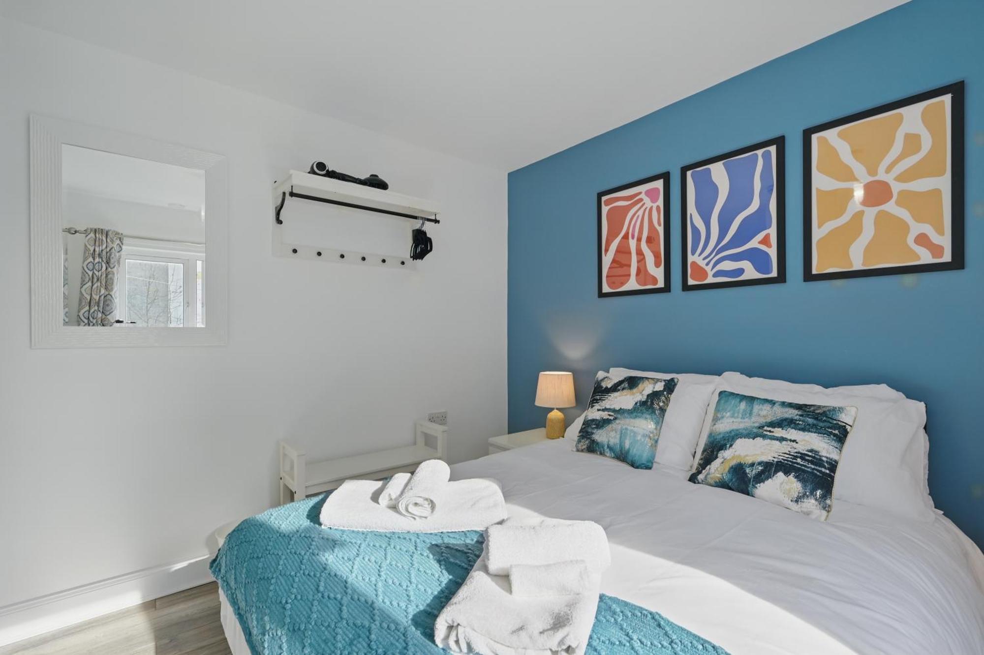 Flat 4 Bedroom, 2 Bathroom, 2x Parking - Staybynumbers Apartment