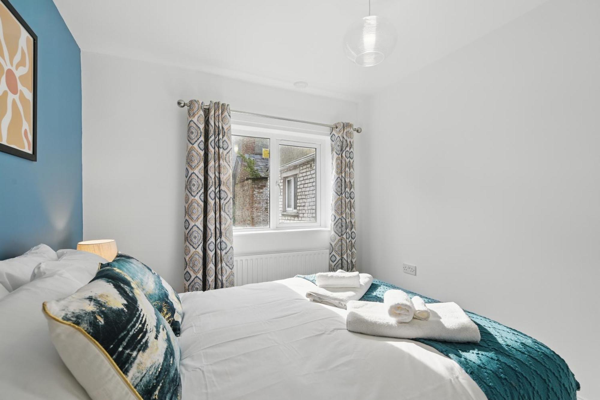 Apartment Flat 4 Bedroom, 2 Bathroom, 2x Parking - Staybynumbers *
